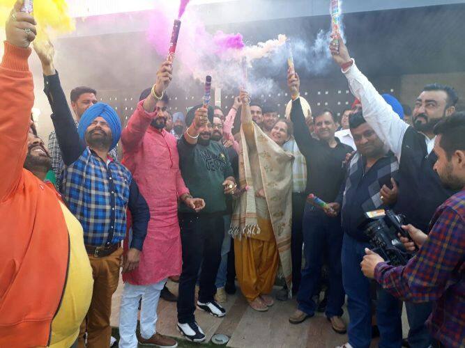 पंजाबमध्ये घवघवीत यश मिळवल्यानंतर काँग्रेसने विजयाची होळी साजरी केली. भाजपातून काँग्रेसमध्ये गेलेले भारताचे माजी क्रिकेटर नवज्योत सिंह सिद्धू यांच्या घरीही विजयाची होळी साजरी करण्यात आली.