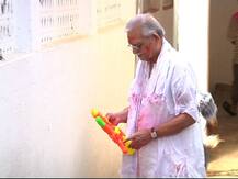 शब्दोंका जादुगार जब रंगोंसे खेलता है... 