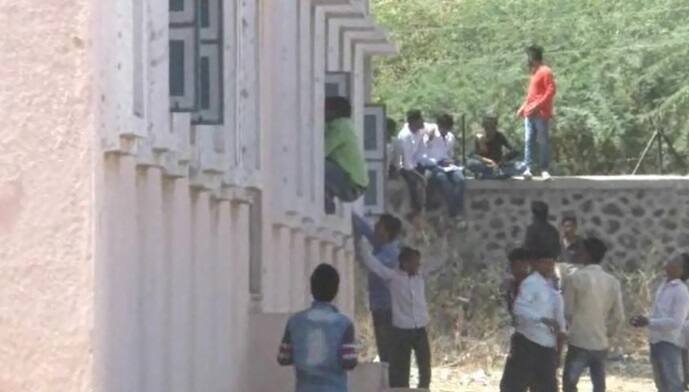 दहावी पास होण्यासाठी शेकडो मुलं पाथर्डीत, कॉपी बहाद्दरांवर ‘माझा’चा खास रिपोर्ट Ahamadnagar Copy Pattern Abp Majha Special Report दहावी पास होण्यासाठी शेकडो मुलं पाथर्डीत, कॉपी बहाद्दरांवर ‘माझा’चा खास रिपोर्ट