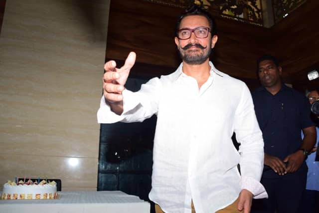 आमीर आणि शाहरुख एकत्र दिसणार असल्याची गेल्या काही दिवसांपासून चर्चा सुरु आहे. मात्र यावरही आमीरने स्पष्टीकरण दिलं. शाहरुख आणि आपण चांगले मित्र आहोत. त्याने पार्टीसाठी दोन वेळा घरी बोलावलं होतं. सोबत काम करण्याबाबत काहीही विचार नाही, असं आमीरने सांगितलं. यावेळचा जन्मदिनही नेहमीप्रमाणे कुटुंबासोबत साजरा करणार असल्याचं आमीरने सांगितलं. मात्र यावेळी परिवार वाढला असून फोगाट कुटुंबातील सदस्यांचाही समावेश झाला आहे, असं आमीर म्हणाला.