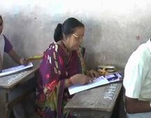 शिक्षणाला वय नसतं ! सोलापुरात 61 वर्षांच्या आजी दहावीच्या परीक्षेला