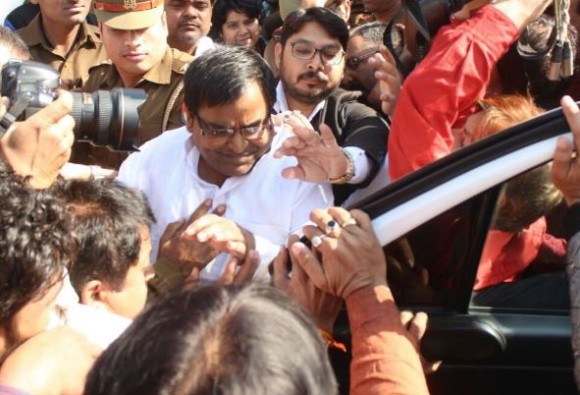 गँगरेप प्रकरणी अखिलेश सरकारमधील मंत्री गायत्री प्रजापती अटकेत