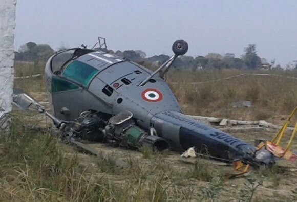 Chetak Helipcopter Toppled During Training Sortie Near Allahabad अलाहाबादजवळ वायुदलाचं हेलिकॉप्टर कोसळलं !