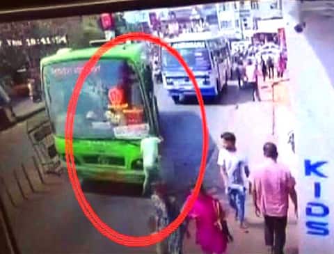 CCTV : मोबाईल बघत चालणाऱ्या तरुणाला बसची जोरदार धडक