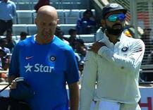 डाईव्ह मारताना कोहलीला दुखापत, मैदानातून बाहेर