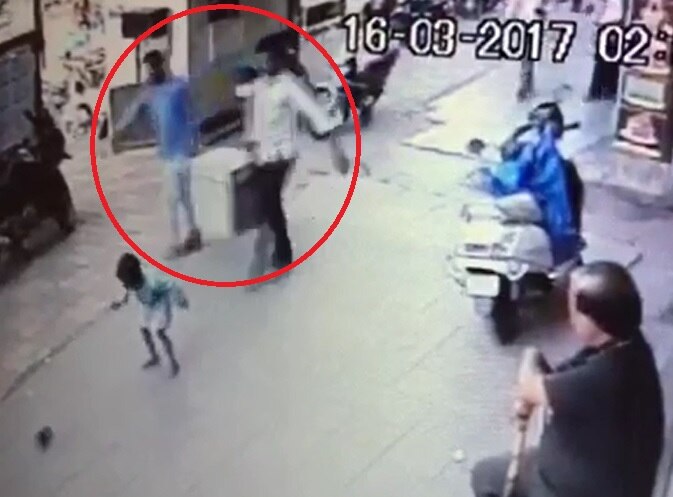Robbed Of Half A Million Rupees In Mumbai Dharavi मुंबईत दिवसाढवळ्या एटीएम कॅश व्हॅनमधील दीड कोटींची लूट, चोर सीसीटीव्हीत कैद