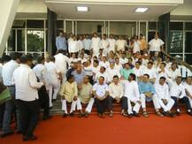 ‘नागपूरचा पोपट काय म्हणतो, कर्जमाफी नाय म्हणतो’