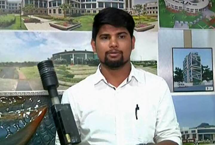 नाशिकमधील एका तरुणाने पोलिसांसाठी हायटेक काठी तयार केली आहे. चेतन नंदने असे या संशोधक तरुणाचे नाव आहे.