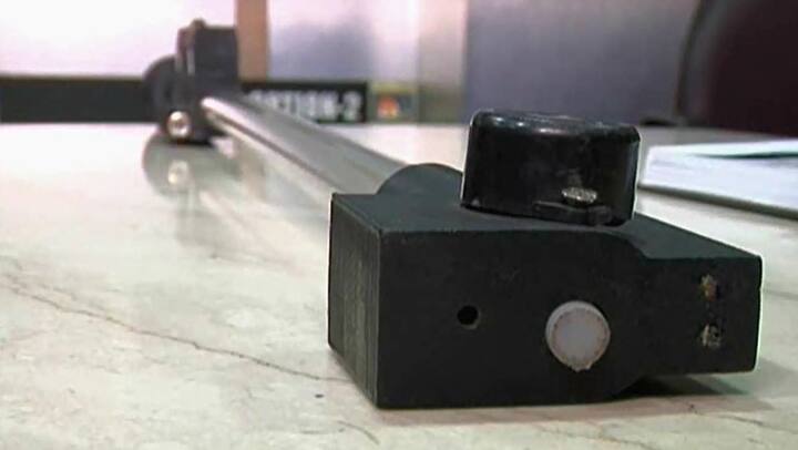 सुरक्षेसाठी लाकडी किंवा फायबर काठी घेऊन फिरणाऱ्या पोलिसांच्या हाती आता ‘हायटेक काठी’ पाहायला मिळणार आहे. 