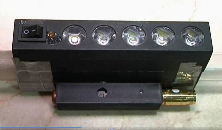 चेतनच्या या प्रयत्नांना यशही मिळालं आहे. हॉलिवूडमधील अत्याधुनिक तंत्रज्ञान पाहून चेतनला पोलिसांच्या हायटेक काठीची कल्पना सूचली