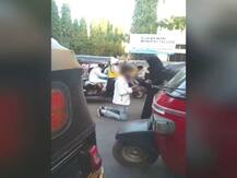 भर रस्त्यात प्रेयसीची मनधरणी करणाऱ्या तरुणाचा व्हिडिओ व्हायरल