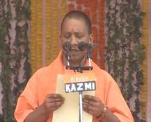 योगी आदित्यनाथ उत्तर प्रदेशच्या मुख्यमंत्रिपदी विराजमान