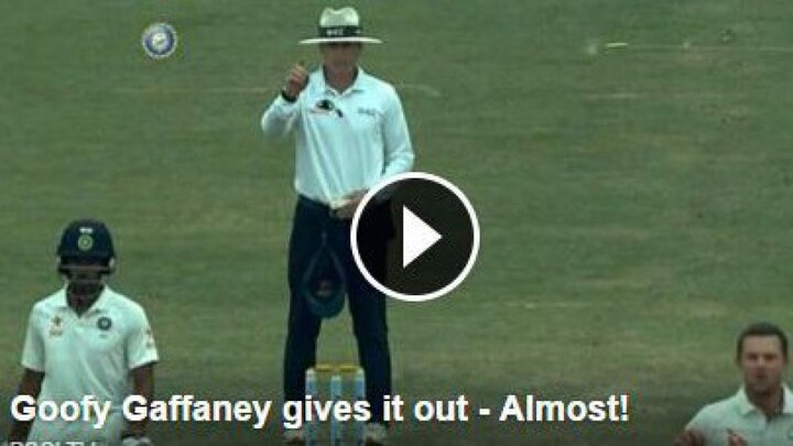Ind Vs Aus Umpire Gaffaney Almost Gives A Heart Attack To Pujara Others Burst In Laughter पुजाराला बाद घोषित करण्यासाठी अम्पायरनं बोट वर केलं पण...