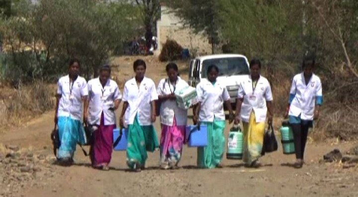 7 Women Doctors Working For Animals In Satara Drought Area स्पेशल रिपोर्ट : 2 वर्षे, 7 महिला डॉक्टर आणि 8 हजार जनावरांवर उपचार
