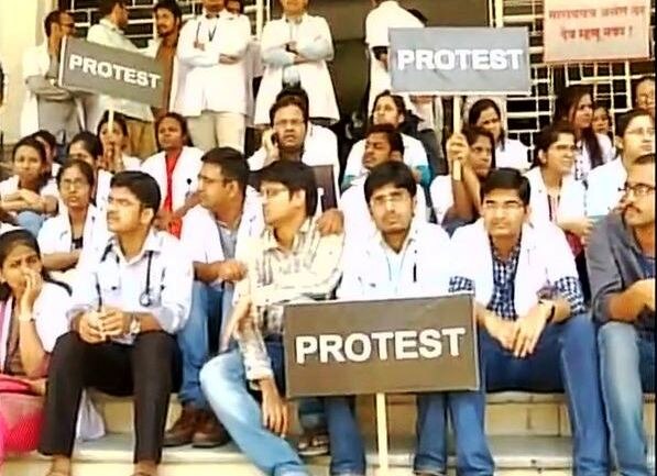 Mumbai High Court Slams Agitator Doctors मारहाणीची भीती वाटत असेल तर नोकरी सोडा : हायकोर्ट