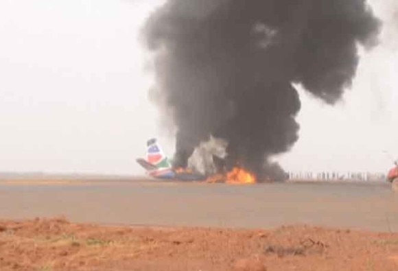 Plane Crashes In South Sudan Airport दक्षिण सुदानमध्ये लँडिंगवेळी विमानात आग, 49 जण थोडक्यात बचावले!