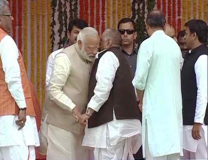 Know What Mulayam Whispered In Pm Modis Ear पंतप्रधान मोदींच्या कानात मुलायम सिंह काय कुजबुजले?