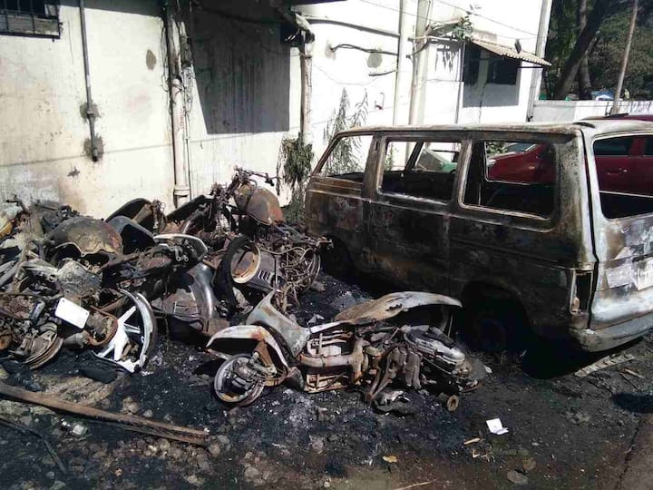 पुण्यातील शनिवार पेठेत वर्तक बागेशेजारी 2 चारचाकी आणि 5 दुचाकी गाड्या आगीत खाक झाल्या. ही घटना पहाटे घडली.