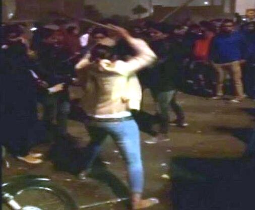 Girl Thrashed Molesters With Polices Baton In Lucknow VIDEO : तरुणीने पोलिसांच्या लाठीने रोडरोमियोंना चोपलं!