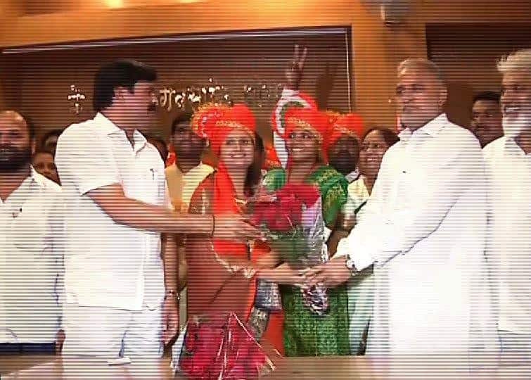 Shivsena Won In Zp President In Nashik काँग्रेसच्या मदतीने भुजबळांच्या गडावर शिवसेनेचा झेंडा