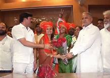 काँग्रेसच्या मदतीने भुजबळांच्या गडावर शिवसेनेचा झेंडा