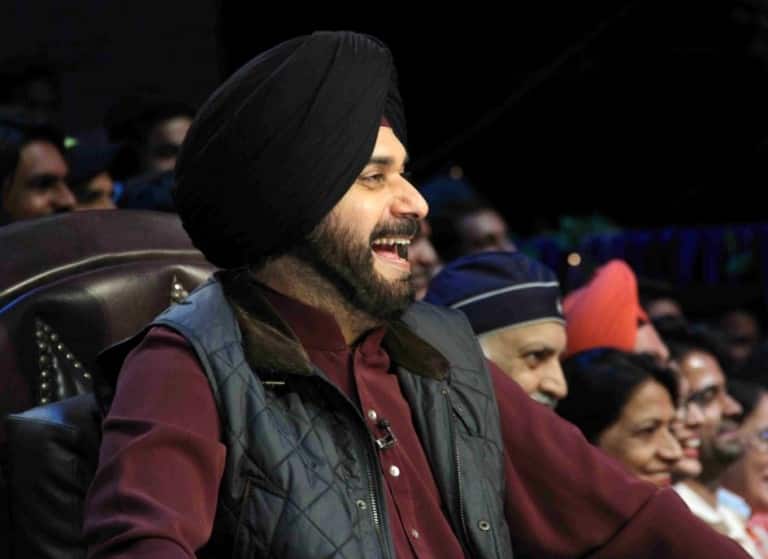 टीव्ही शोमध्ये काम करण्याच्या सिद्धू यांच्या इराद्याला सुरुंग? Navjot Singh Sidhu Wants To Continue Tv Work Cm Amrinder Singh Seeks Legal Advice टीव्ही शोमध्ये काम करण्याच्या सिद्धू यांच्या इराद्याला सुरुंग?