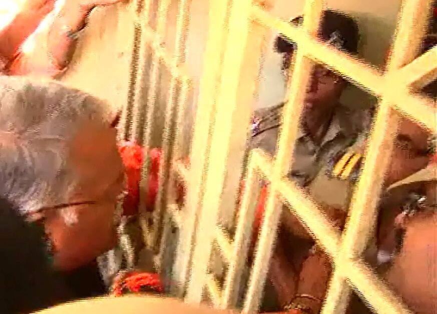 शिवसेना खासदार चंद्रकांत खैरेंनी थेट पोलिसाची कॉलर धरली! Shivsena Mp Chandrakant Khaire Wrong Behavior With Police शिवसेना खासदार चंद्रकांत खैरेंनी थेट पोलिसाची कॉलर धरली!