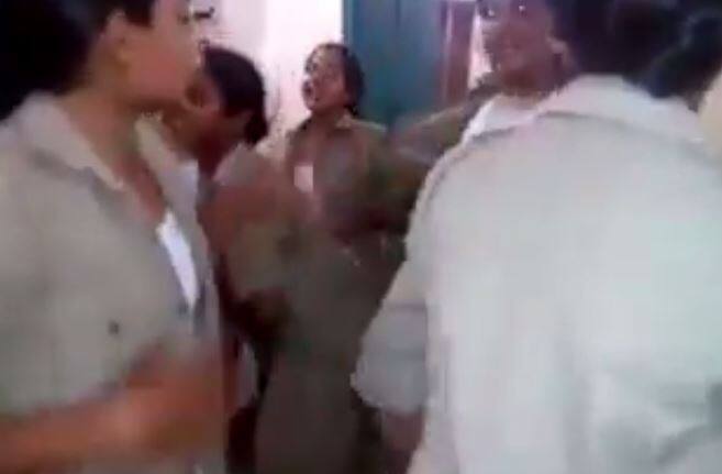 योगी आदित्यनाथांच्या मुख्यमंत्रिपदी निवडीनंतर महिला पोलिसांचा डान्स? Viral Truth Behined Yogi Adityanath Selection As Cm Candidate And Ladies Police Dance योगी आदित्यनाथांच्या मुख्यमंत्रिपदी निवडीनंतर महिला पोलिसांचा डान्स?