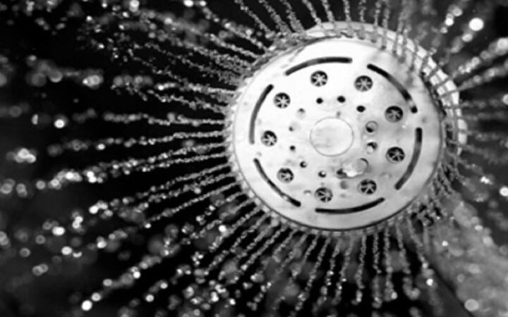 शॉवरखाली जास्त काळ घालवणे : जर तुम्ही अंघोळीच्या निमित्ताने 30 मिनिटाचा काळ पाण्यात घालवत असाल, तर ते तुमच्या त्वचेसाठी अपायकारक होऊ शकतं. कारण याने तुमच्या त्वचेचा ओलावा नष्ट होतो. तेव्हा जर तुम्ही शॉवरखाली अंघोळ करत असाल, तर जास्तीत जास्त 10 मिनिटांचाच अवधी अंघोळीसाठी वापरावा.