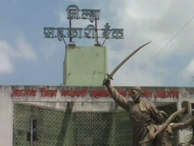 Jalgaon Dcc Bank Currency Exchange Issue Update नोटा बदली प्रकरणाची चौकशी थेट जळगाव जिल्हा परिषदेच्या दारात