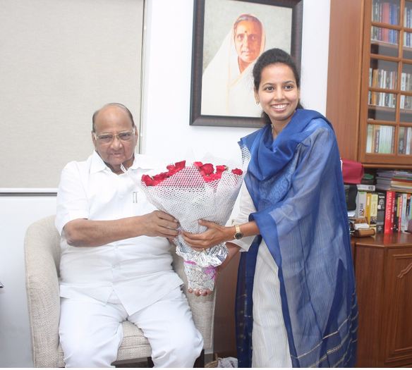 Raigad Zp Chairman Aaditi Tatkare Meet Ncp Supremo Sharad Pawar Latest Update रायगड झेडपी अध्यक्षा आदिती तटकरे शरद पवारांच्या भेटीला