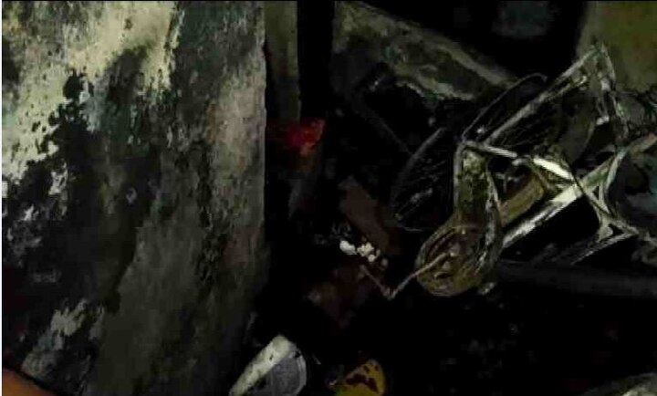 Fire In Dhule 5 Members Of One Family Died Latest Updates धुळ्यात मध्यरात्री घर जळून खाक, पाच जणांचा गुदमरुन मृत्यू