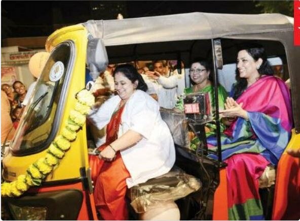 Women Auto Drivers Given License In Mumbai By Rashmi Thackeray Latest News मुंबईत 35 महिलांना रश्मी ठाकरेंच्या हस्ते रिक्षाचालक परवानावाटप