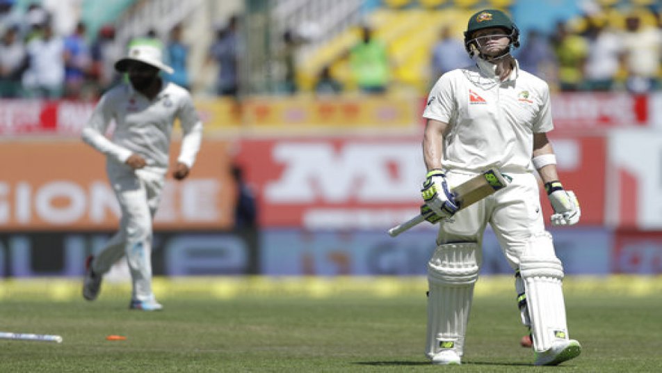 भारताचा पहिला डाव 332 धावांवर आटोपला. त्यानंतर खेळण्यासाठी उतरलेल्या ऑस्ट्रेलियाला 10 धावांवरच उमेश यादवने सलामीवीर डेव्हिड वॉर्नरच्या रुपाने धक्का दिला. त्यानंतर भुवनेश्वर कुमारने स्टीव्ह स्मिथला माघारी पाठवलं.