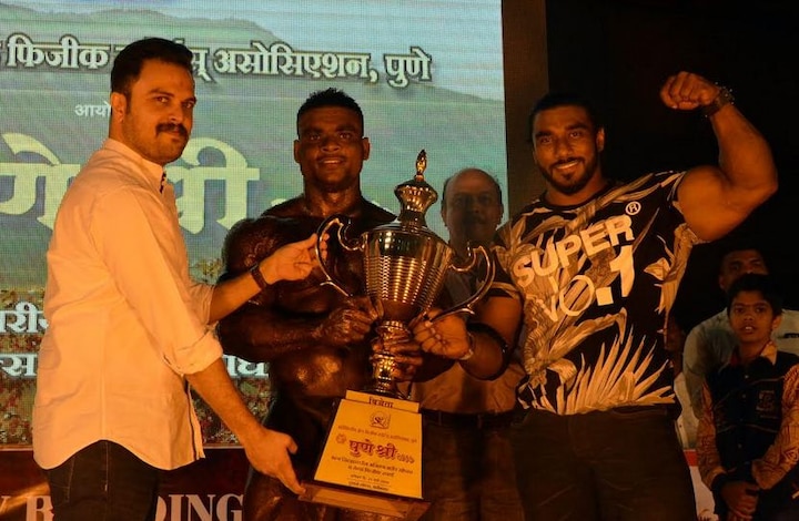 पुणे जिल्हा विजेतेपदासाठी आयोजित शरीरसौष्ठव स्पर्धेत झुबेर शेख हा ‘पुणे श्री 2017’ किताबाचा मानकरी ठरला. 