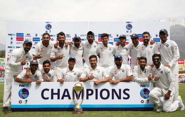 हिमाचल प्रदेशातील धर्मशाला कसोटीत टीम इंडियाने हिमालयाच्या साक्षीने विजयाची गुढी उभारली. अजिंक्य रहाणेच्या नेतृत्त्वात टीम इंडियाने धर्मशाला वनडेत ऑस्ट्रेलियाचा 8 विकेट्सने धुव्वा उडवून, कसोटी मालिकेत विजयाची गुढी उभारली. या विजयासह टीम इंडियाने 4 कसोटी सामन्यांची मालिका 2-1 अशी जिंकली. या कसोटीत ऑस्ट्रेलियाने पहिल्या डावात 300 धावा केल्या होत्या. मग भारताने 332 धावा करत 32 धावांची आघाडी घेतली होती. दुसऱ्या डावात ऑस्ट्रेलियाने 137 धावा केल्या, त्यामुळे भारताला विजयासाठी 106 धावांची गरज होती. 