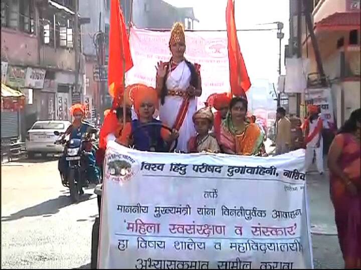 स्वातंत्र्यवीर सावरकरांच्या ५१व्या पुण्यतिथीनिमित्त या महारांगोळीत त्यांच्या जीवनातील विविध घटना चित्रित करण्यात आल्या. २५ महिला आणि २० पुरुष कलाकारांनी मिळून २८ तासांमध्ये ही रांगोळी साकारली.