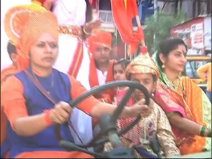 डोंबिवलीबरोबरच ठाण्यातही नववर्ष जल्लोषात साजरं करण्यात आलं. गुढीपाडव्याच्या पूर्वसंध्येला ठाण्यातल्या मासुंदा तलावात दीपोत्सव तसंच गंगापूजन करण्यात आलं. कोपिनेश्वर ट्रस्टच्या वतीनं आयोजित केलेल्या या दीपोत्सवाला महापौर मिनाक्षी शिंदे यांच्यासह आमदार संजय केळकर यांनी हजेरी लावली. कोपिनेश्वर मंदिरात दीप प्रज्वलित केल्यानंतर मासुंदा तलावाच्या काठावर हजारो दिव्याची आरास करण्यात आली.