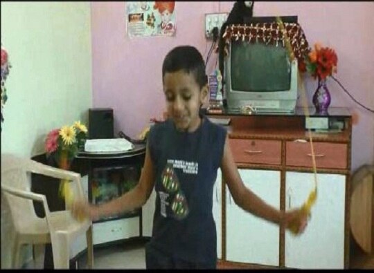 Ahmednagar Kid Creates Record By Jumping 140 Times In A Minute Using Skipping Rope एका मिनिटात 240 दोरीवरच्या उड्या, नगरच्या चिमुरड्याचा विक्रम