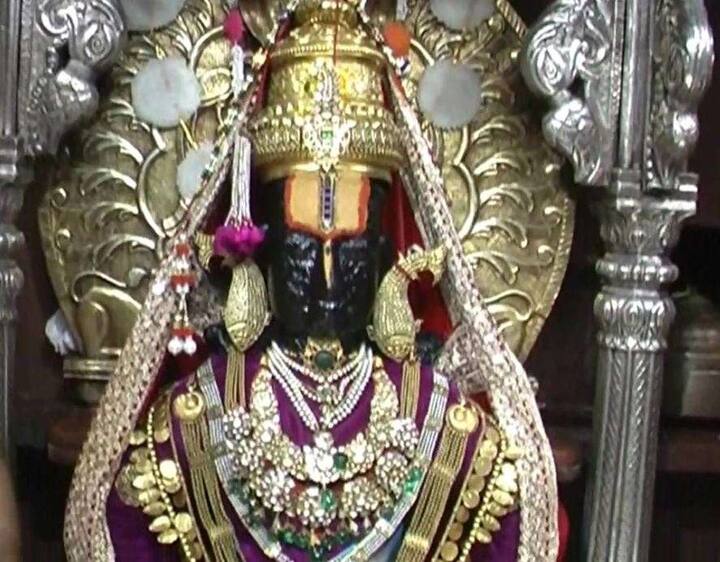 चैत्र शुद्ध प्रतिपदा म्हणजेच गुढीपाडव्यानिमित्त आज श्री विठूरायाला पारंपरिक दागिन्याने सजविण्यात आले.