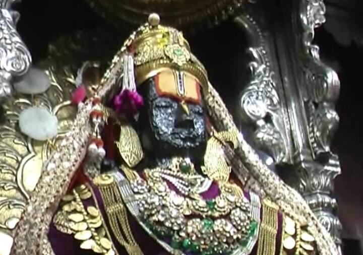 मराठी नववर्षाची सुरुवात विठुरायाच्या दर्शनाने करण्याची वारकरी संप्रदायाची परंपरा असली तरी आता पुणे, मुंबई, नाशिक अशा शहरी भागातून शेकडो पर्यटक देखील पंढरपूरमध्ये आले होते.