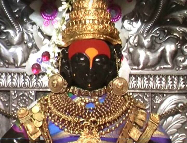 विठूरायाला हिरे, माणिकांनी मढविलेले अनेक पारंपरिक दागिने घालण्यात आले. रुक्मिणी मातेला देखील आकर्षक दागिन्यांनी मढविण्यात आले. 