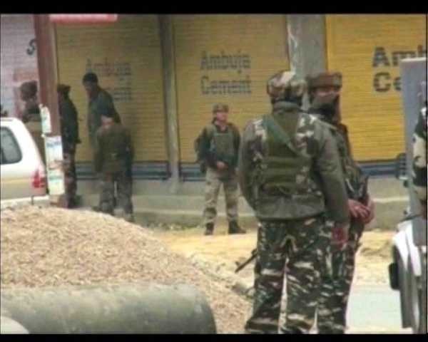 Two People Killed In Kashmir Gunfight Latest Update काश्मिरात भारतीय सैन्याची चकमक, दहशतवादी ठार, दोघांचा मृत्यू