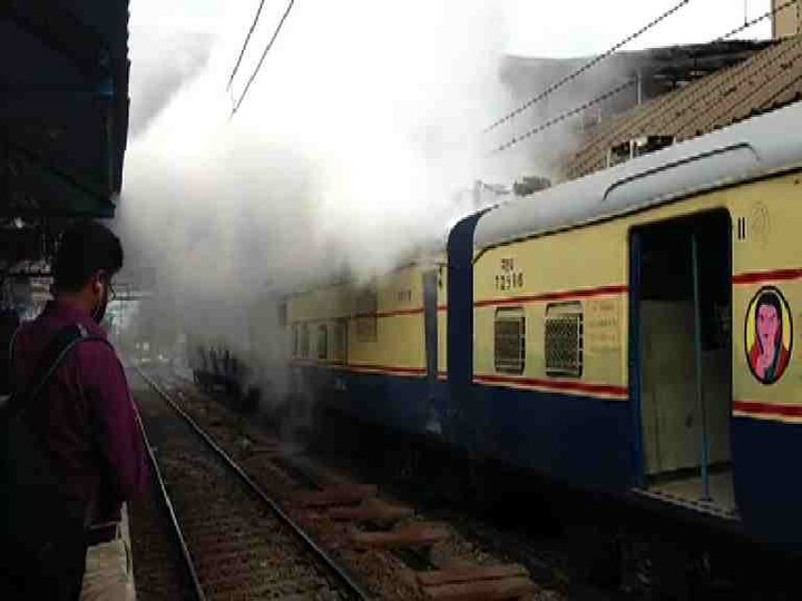 Fire At Pentagraph Near Kurla Railway Station Exclusive Video : मुंबईत कुर्ला स्टेशनजवळ लोकलच्या पेंटाग्राफला आग