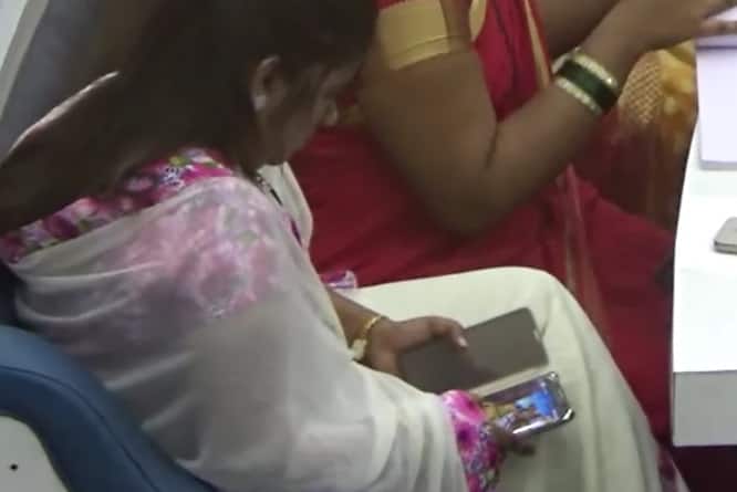Kdmc Lady Corporator Playing Mobile Game In Corporation पालिकेत वादळी चर्चा, नगरसेविका मात्र मोबाइल गेम खेळण्यात दंग!