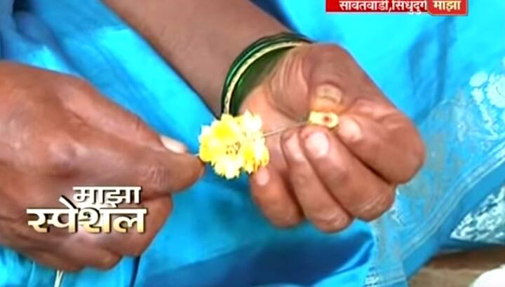 पण काम इथं संपत नाही. कारण घरी गेल्यानंतर या नाजूक कळ्यांचा गजरा विणण्याचं महाकठीण काम करावं लागतं. बरं फुलं इतकी नाजूक की त्यांचा गजरा करताना त्यांना तळहाताच्या फोडासारखं जपावं लागतं.