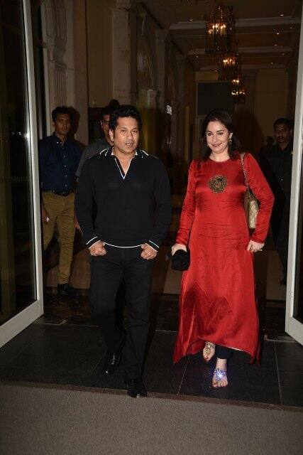 मास्टर ब्लास्टर सचिन तेंडुलकर आता गायक बनला आहे. तसं सचिनला संगीताची आवड आहे ही गोष्ट जगजाहीर आहे. पण आपल्या नव्या डिजिटल अॅपच्या प्रसारासाठी सचिननं स्वतः गाणं गायलं आहे. तेही सोनू निगमच्या साथीनं.