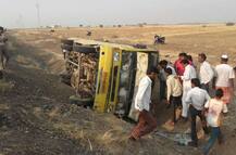 मंगळवेढ्यात स्कूल बस उलटली, 35-40 विद्यार्थी गंभीर जखमी