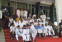 विधानसभेतील \'त्या\' 9 आमदारांचं निलंबन मागे