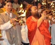 अभिनेत्री दीपिका पादुकोणचं ऋषिकेशमध्ये गंगापूजन